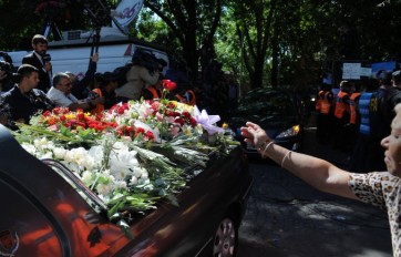 Llegan los restos al cementerio.