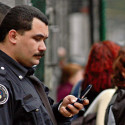 Prohíben a los policías bonaerenses hablar por celular en horas de servicio